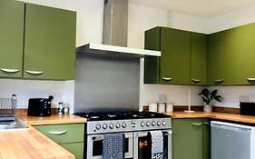 Entire 5 Bedroom House, Fast Wi-Fi, Free Parking